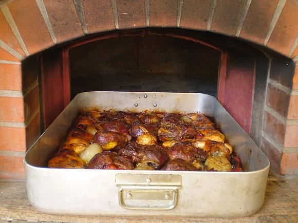 Rostit de pollastre i gàltes de porc al forn de llenya