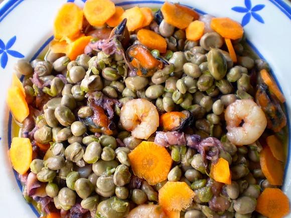 Ofegat de faves amb fruits de mar