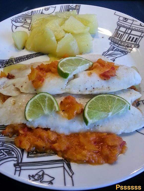 Merluza con patatas y salsa de tomate