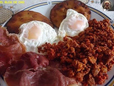 Tortos con picadillo, jamón y huevos