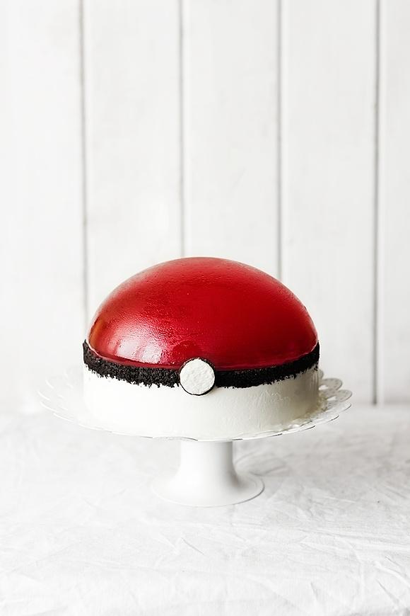 Tarta de queso helada con forma de pokémon ball